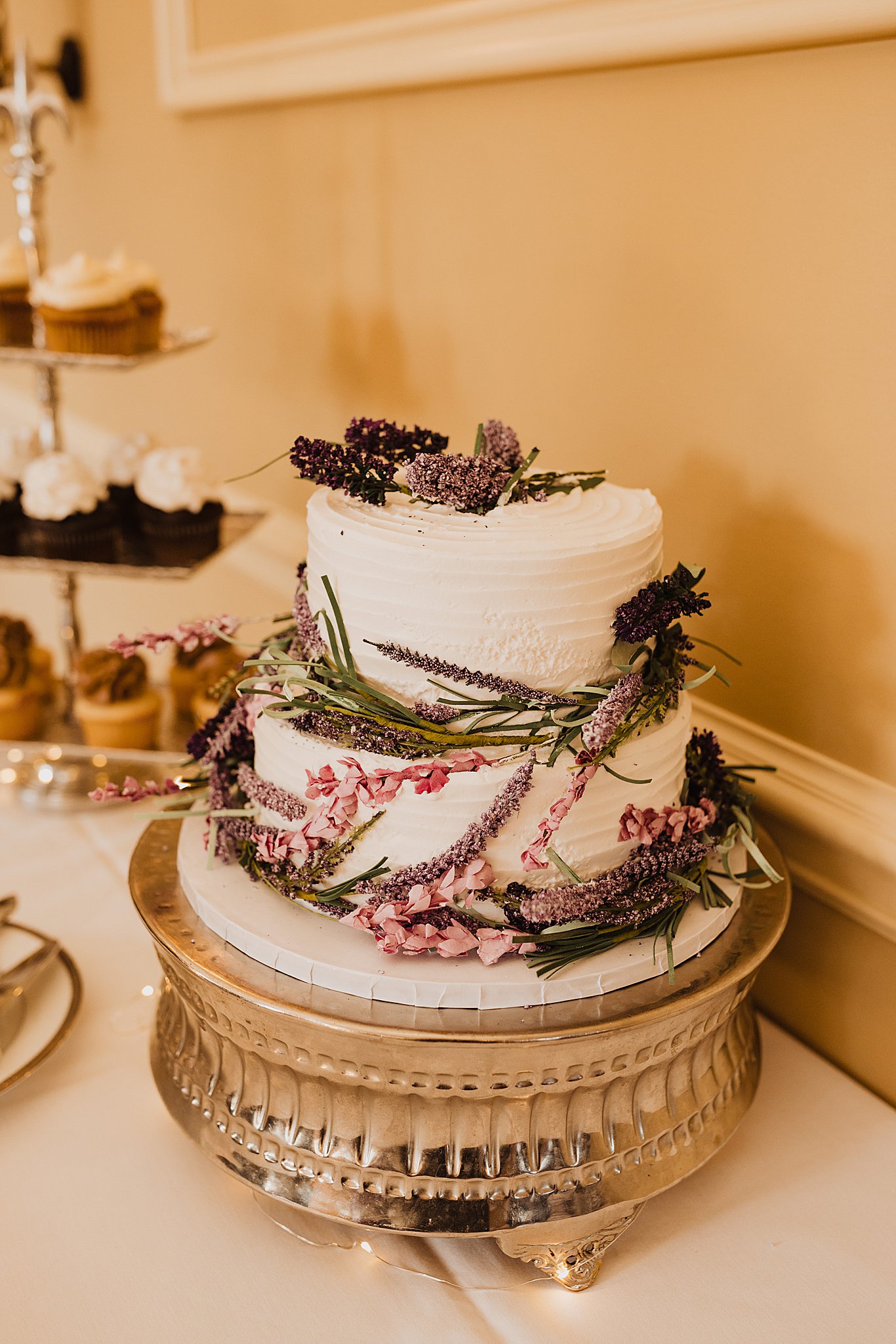 Missouri Winery Wedding | Abby Rose Photography | Cake Cutting