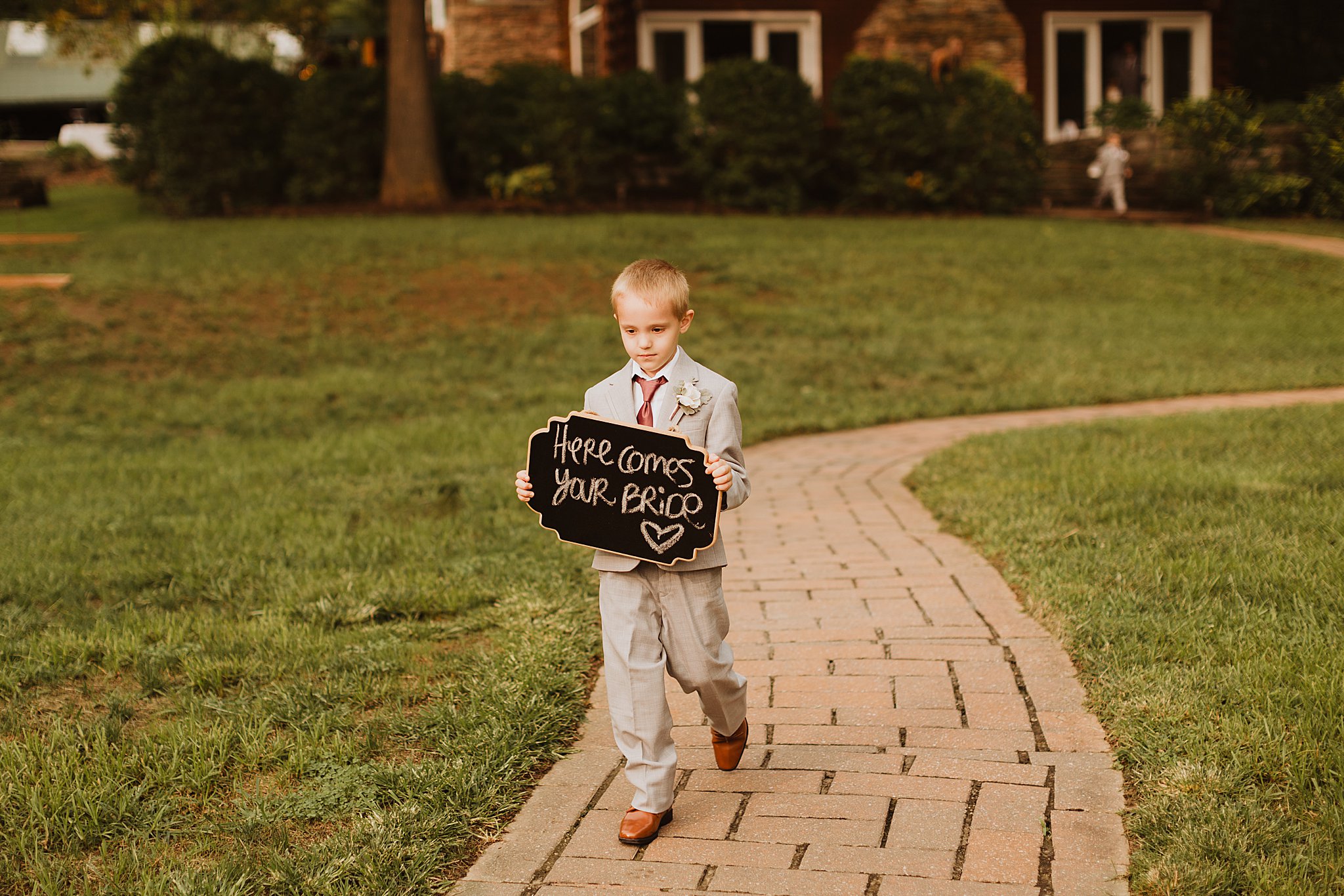 Adorable wedding ceremony | Here comes your bride sign